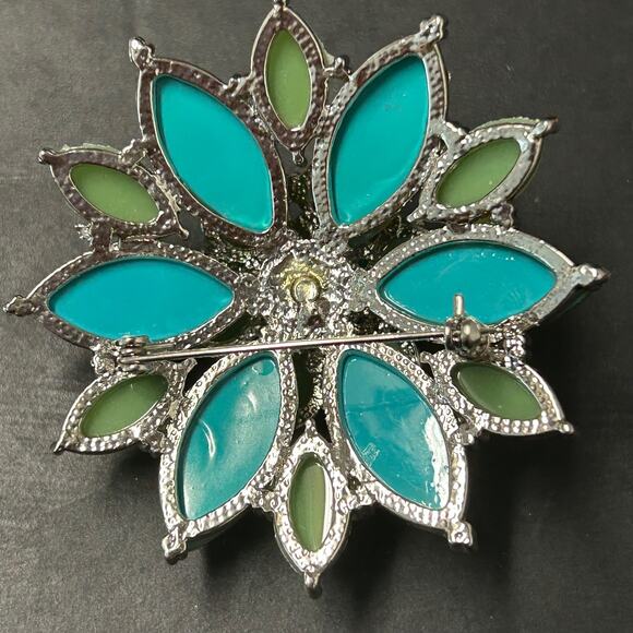 Flower Brooch Faceted Green Gold Components Silver Tone Stacked Design - Picture 2 of 4